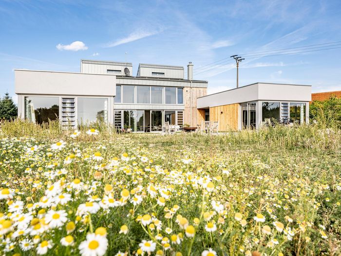 [Translate to Deutsch:] Friedrichshof Ansicht über Wiese