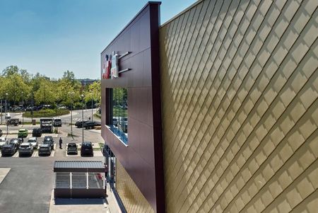 Fassade eines Einkaufszentrums mit perlgoldenen MULTI-FORM-Rauten