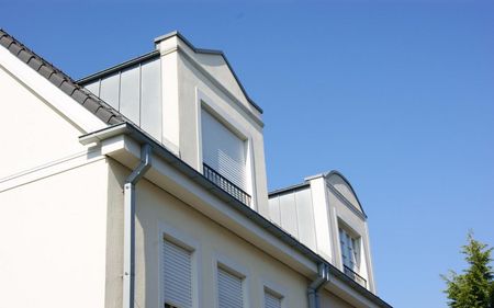 Ausschnitt einer Kastenrinne in prePATINA blaugrau