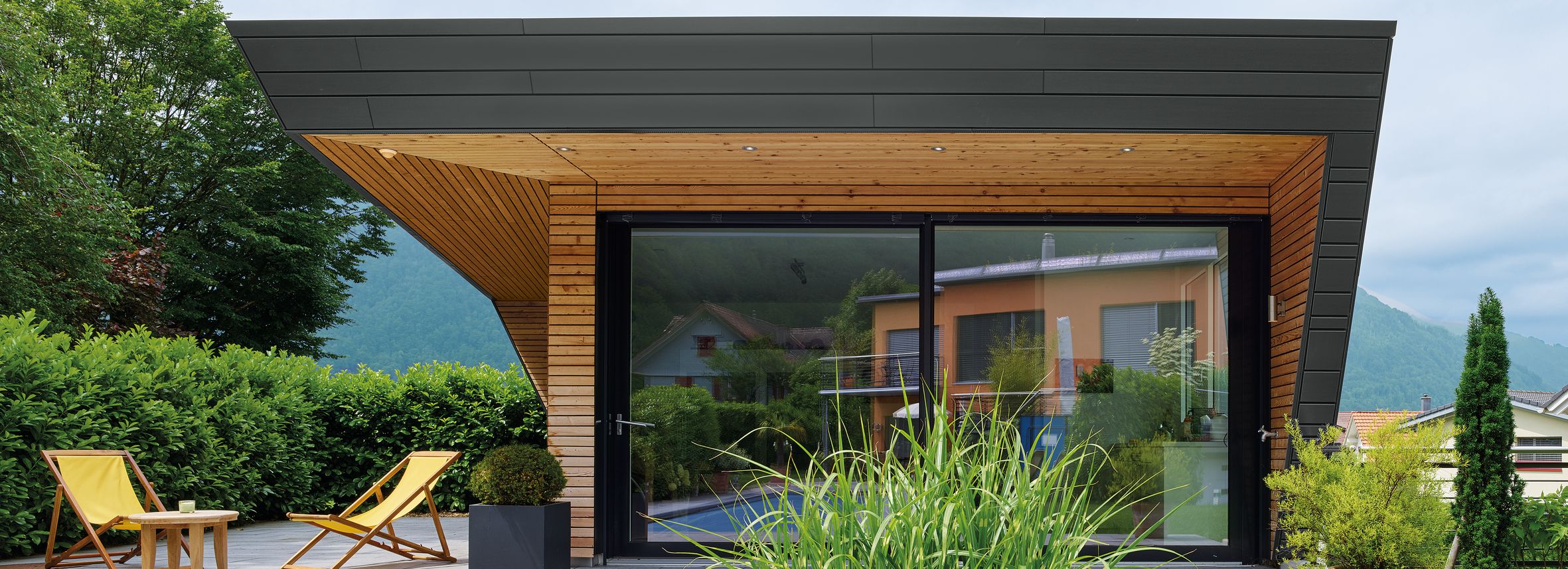 Gartenhaus mit schiefergrauen Horizontalpaneelen Paneelsysteme RHEINZINK