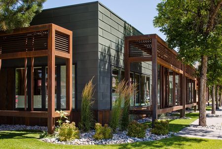 Fassade eines Bürogebäudes mit Großrauten in prePATINA schiefergrau Fassade eines Bürogebäudes mit Großrauten in prePATINA schiefergrau