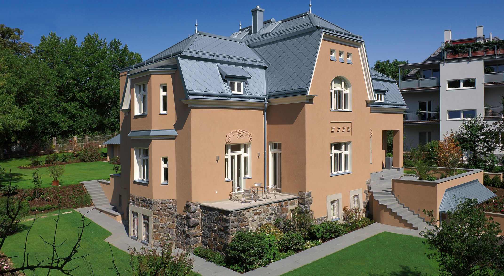 Wohnhaus in Linz mit einer Dacheindeckung aus Zink mit der Multiform-Raute