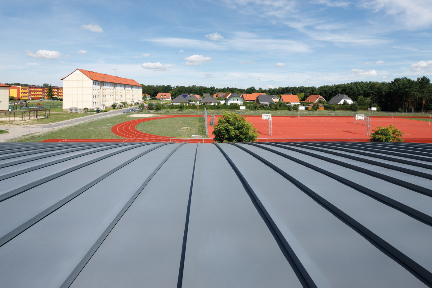 Sporthalle Spreenhagen mit einer Dachdeckung im Klick-Leistensystem