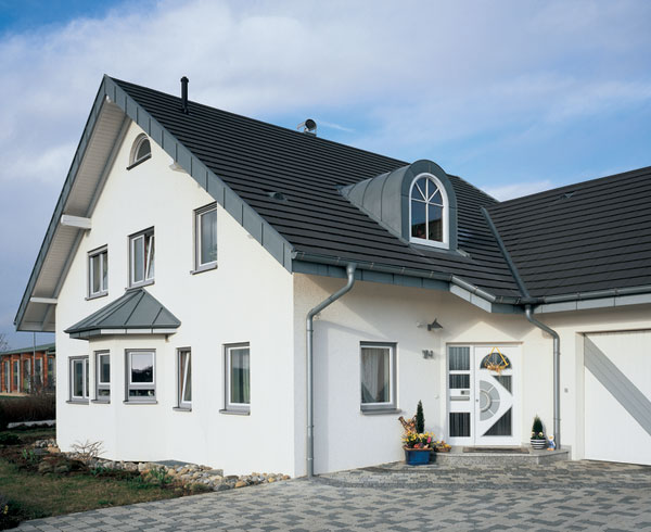 Wohnhaus mit Ortgangabdeckung, Traufblech und Dachgaube aus Titanzink